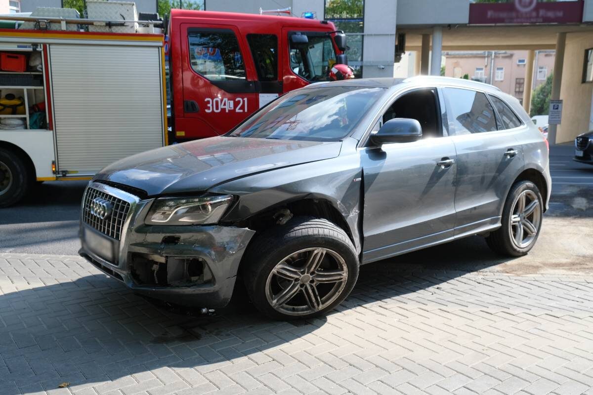 Mimo zakazu skręcił, powodując kolizję. Ulica zablokowana, sparaliżowane okoliczne drogi 2 Zderzenie dwóch audi na ul. Obywatelskiej