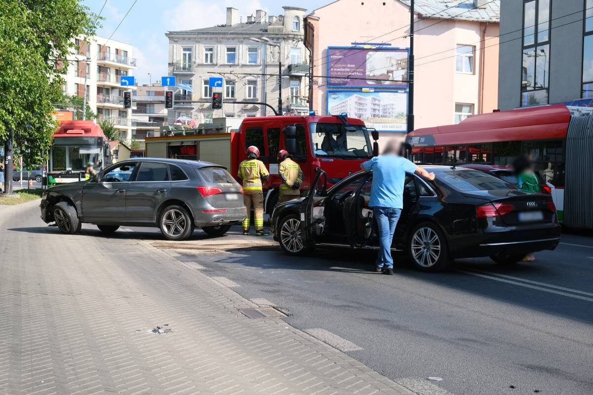 Mimo zakazu skręcił, powodując kolizję. Ulica zablokowana, sparaliżowane okoliczne drogi 1 Zderzenie dwóch audi na ul. Obywatelskiej