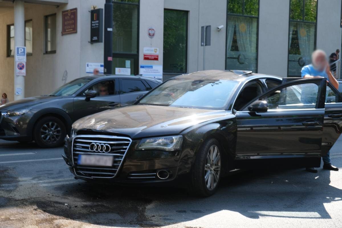 Mimo zakazu skręcił, powodując kolizję. Ulica zablokowana, sparaliżowane okoliczne drogi 3 Zderzenie dwóch audi na ul. Obywatelskiej
