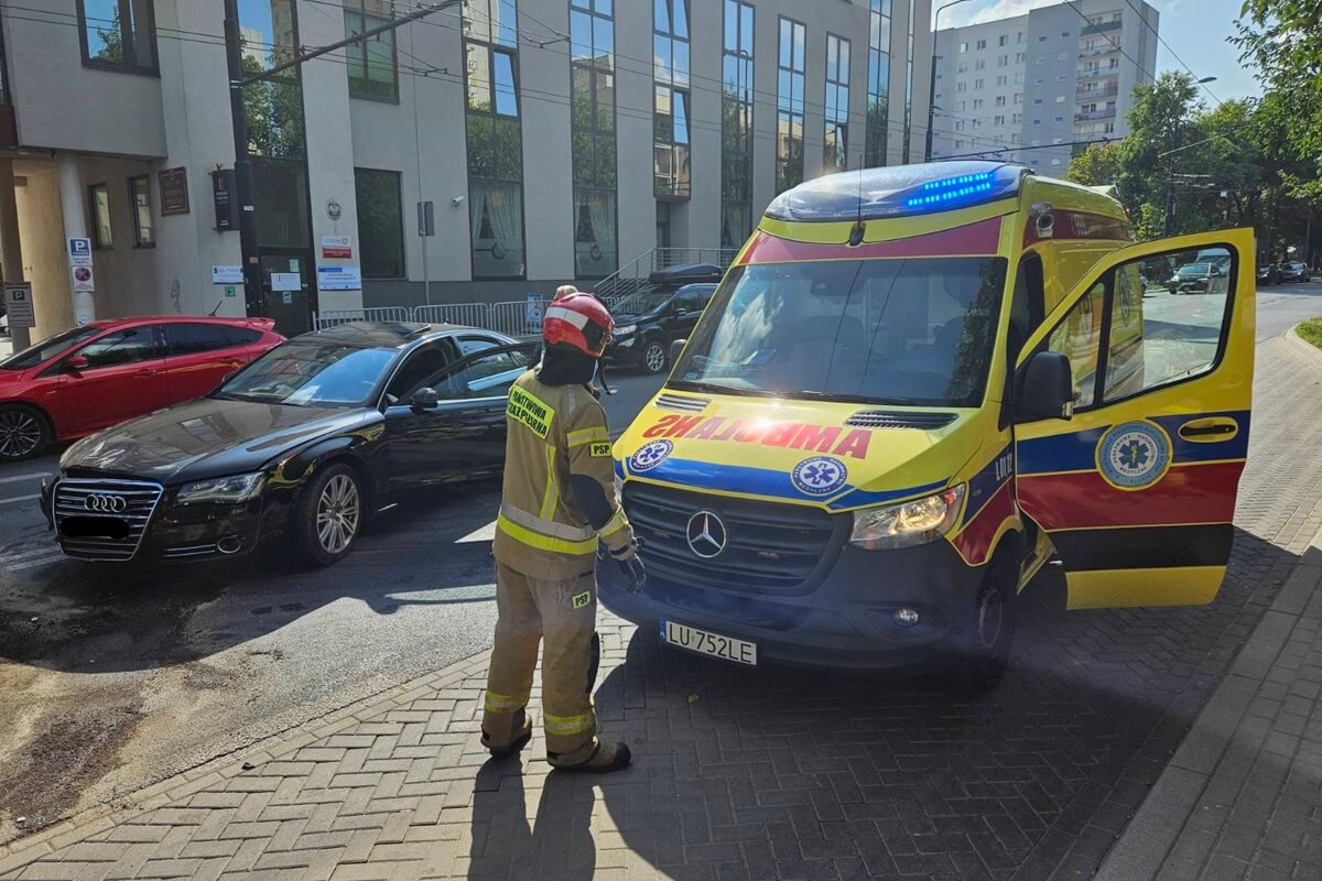 Mimo zakazu skręcił, powodując kolizję. Ulica zablokowana, sparaliżowane okoliczne drogi 4 Zderzenie dwóch audi na ul. Obywatelskiej