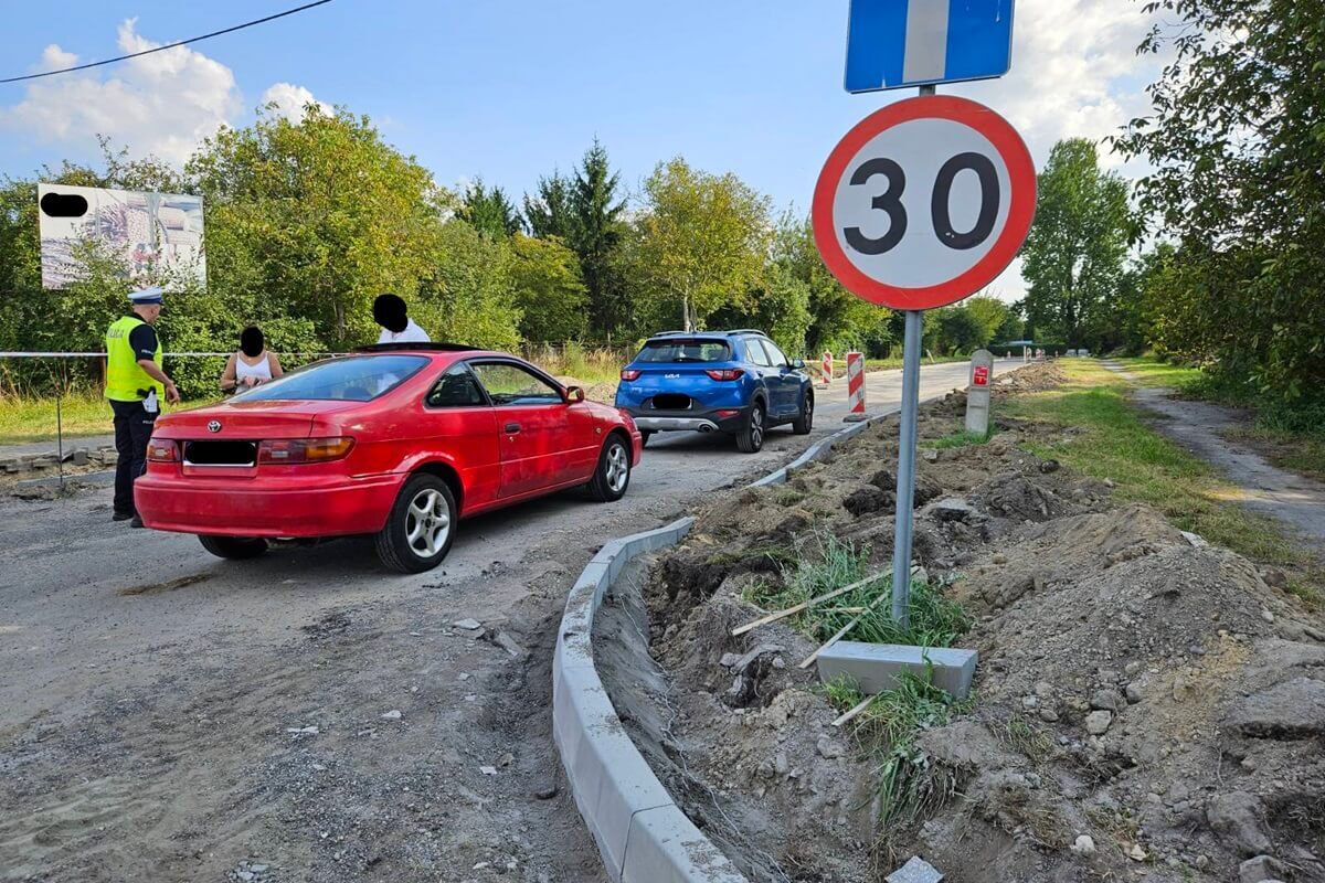 Wystarczyła chwila nieuwagi. Kierowca toyoty wjechał w tył kii 1 Zderzenie toyoty z kią na al. Tysiąclecia