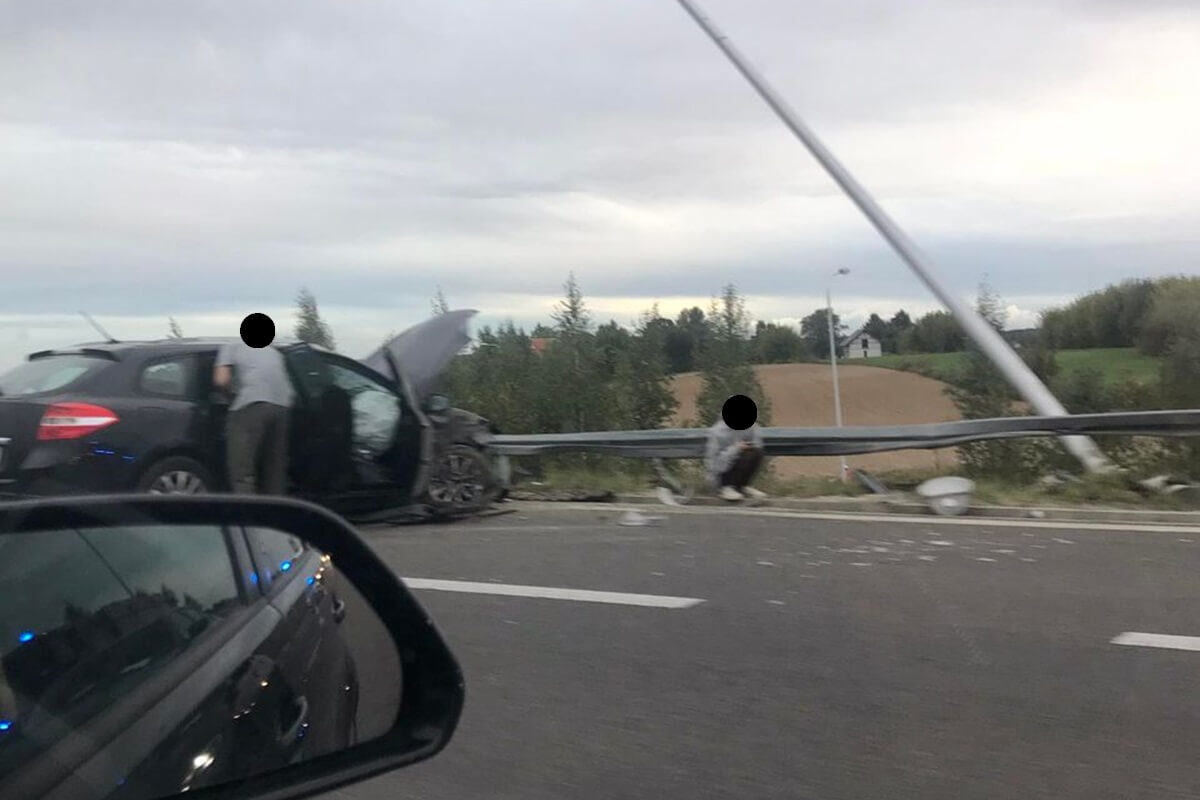 Spore utrudnienia na wjeździe do Lublina od strony Warszawy. Zderzenie dwóch aut, jedno dachowało 2 Renault po zderzeniu z peugeotem uderzył w bariery i latarnię