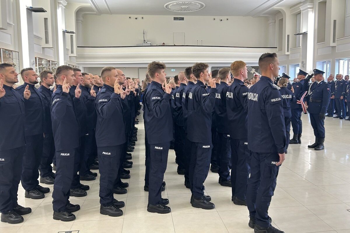 Nowi policjanci i policjantki złożyli ślubowanie. W szeregi lubelskiego garnizonu wkroczyło 70 nowych funkcjonariuszy 1 Ślubowanie nowych policjantów w Lublinie