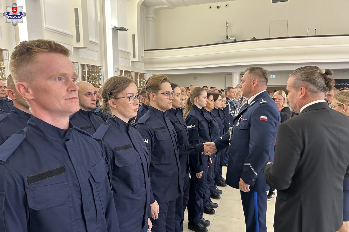 Nowi policjanci i policjantki złożyli ślubowanie. W szeregi lubelskiego garnizonu wkroczyło 70 nowych funkcjonariuszy 4 Ślubowanie nowych policjantów w Lublinie