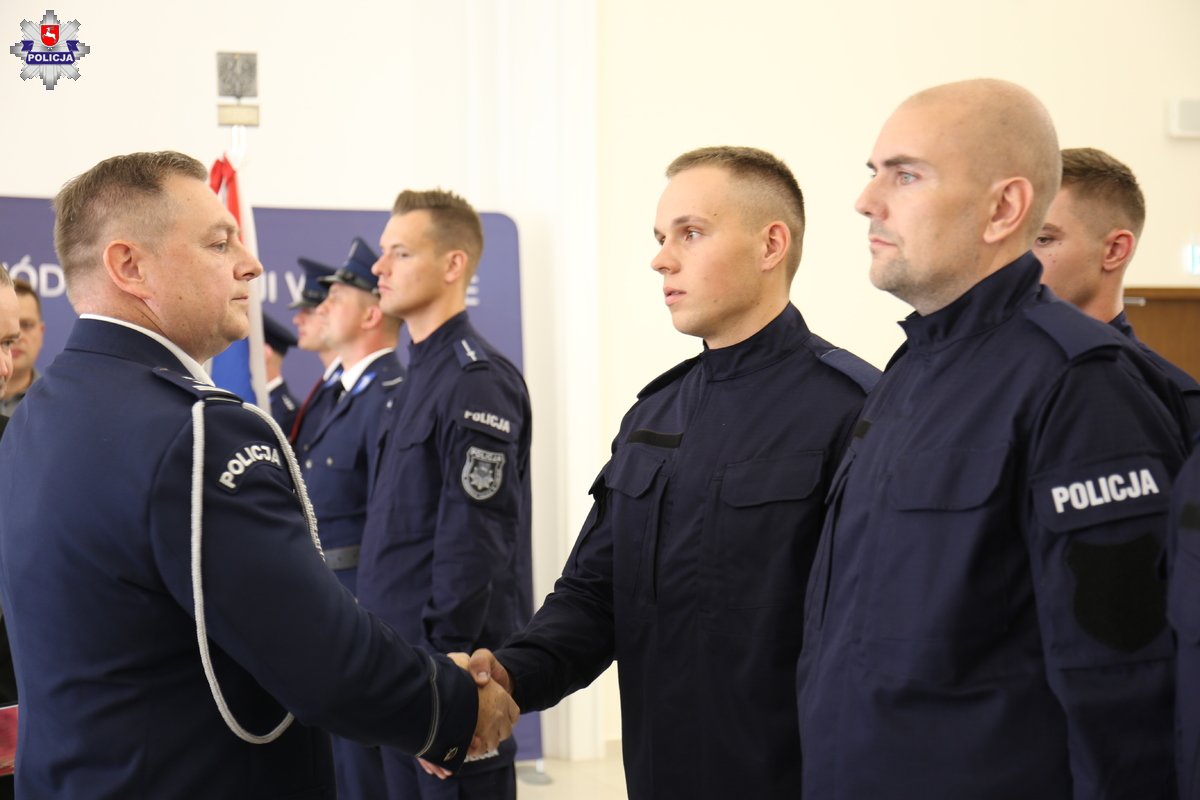 Nowi policjanci i policjantki złożyli ślubowanie. W szeregi lubelskiego garnizonu wkroczyło 70 nowych funkcjonariuszy 6 Ślubowanie nowych policjantów w Lublinie
