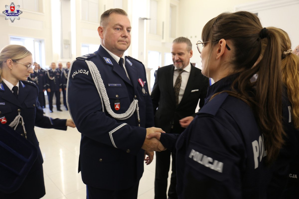 Nowi policjanci i policjantki złożyli ślubowanie. W szeregi lubelskiego garnizonu wkroczyło 70 nowych funkcjonariuszy 7 Ślubowanie nowych policjantów w Lublinie