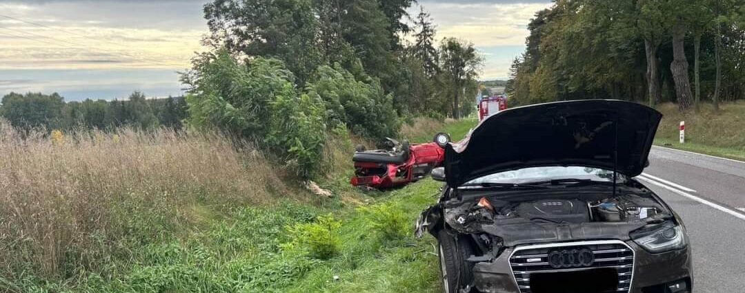Audi uderzyło z impetem w stojącego na poboczu Volkswagena. Samochód miał awarię 2 Audi, którym podróżowała 26-latka