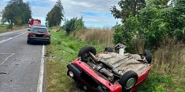 Audi uderzyło z impetem w stojącego na poboczu Volkswagena. Samochód miał awarię 1 Volkswagen uderzony przez Audi