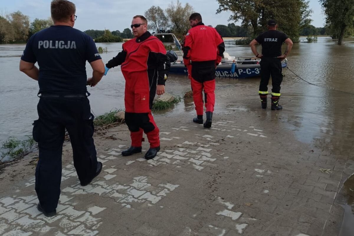 Wsparcie policji dla strażaków walczących z powodzią