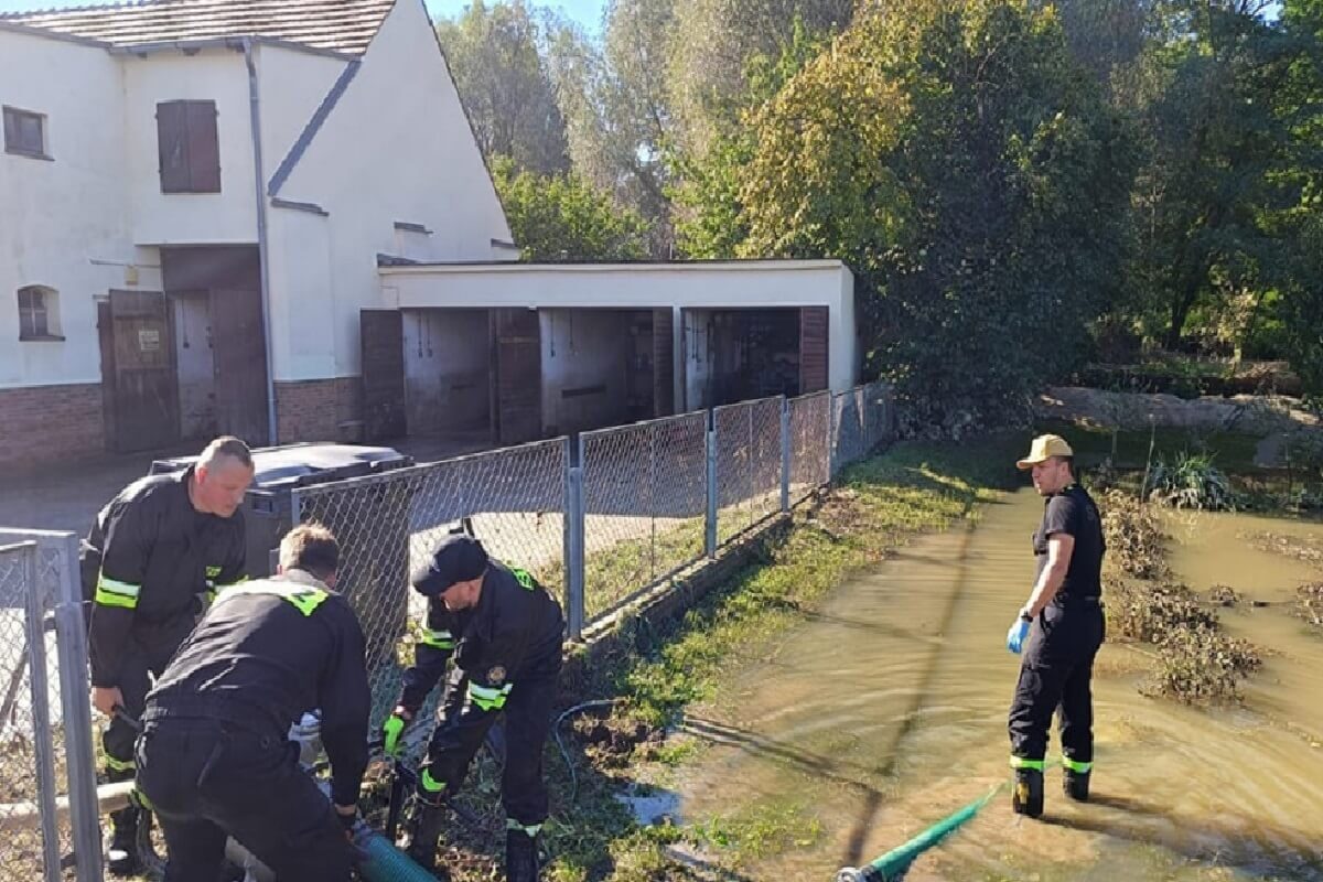 Strażacy z Garbowa zakończyli działania w Lewinie Brzeskim. Szczęśliwie wrócili do domów 1 Niwelowanie skutków powodzi