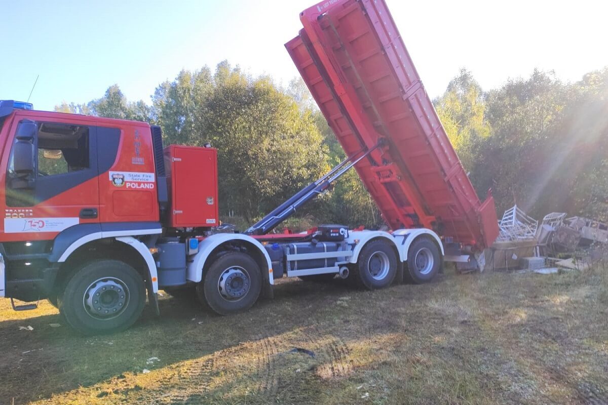 Strażacy z Lublina przywracają normalność na terenach popowodziowych – pomoc w Lewinie Brzeskim 1 Wywrotka strażacka usuwa śmieci