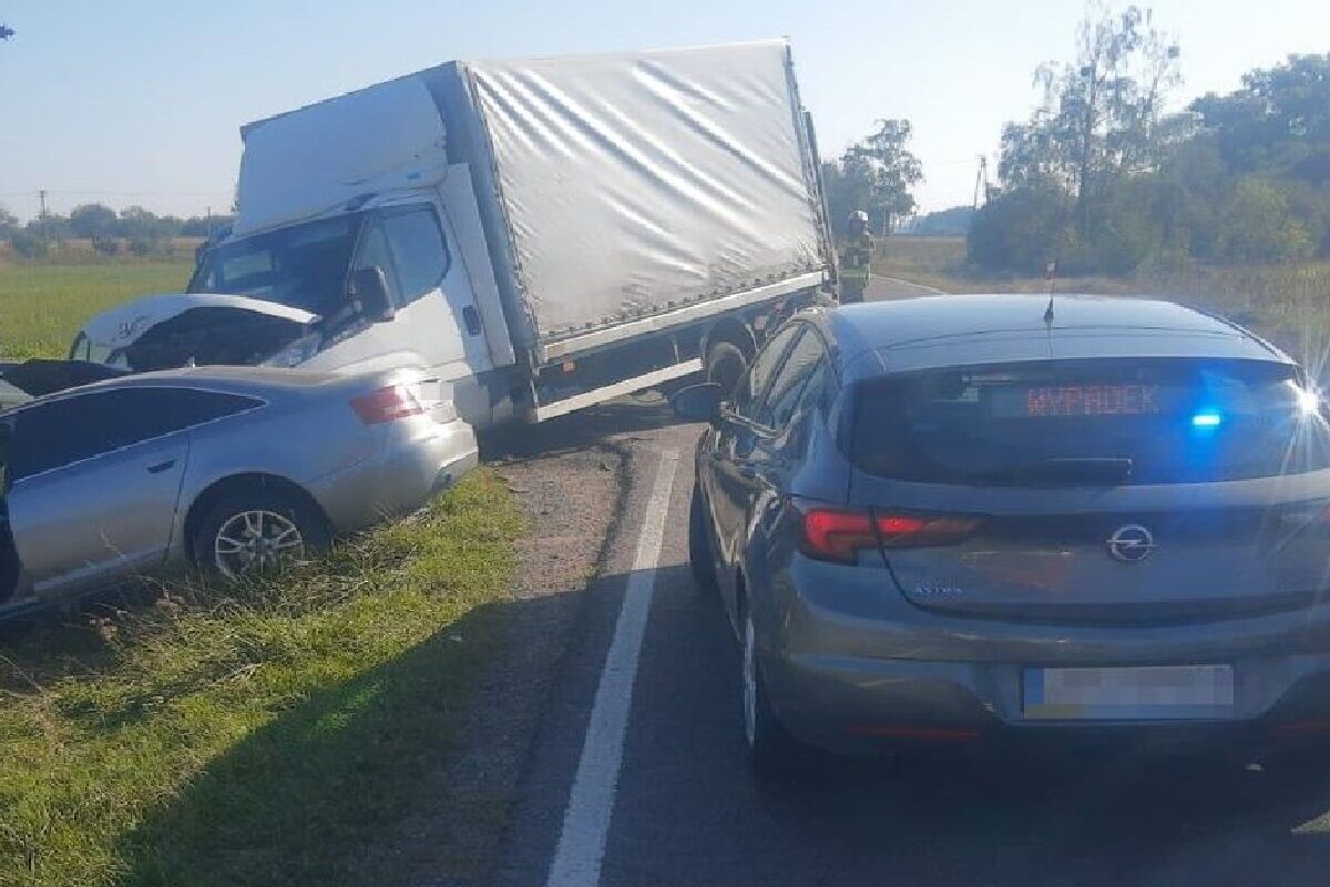 Pijany kierowca doprowadził do wypadku. Trzy osoby trafiły do szpitala 2 Pijany kierowca Audi spowodował wypadek