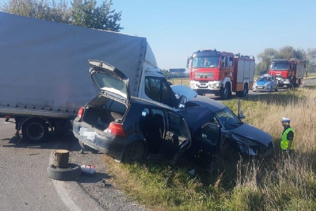 Pijany kierowca doprowadził do wypadku. Trzy osoby trafiły do szpitala 1 Zderzenie Golfa z IVECO