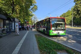 autobusy na przystanku