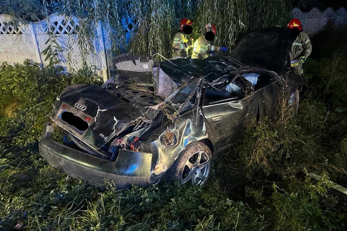 Stracił panowanie nad autem i dachował na prostej drodze. W samochodzie były trzy młode osoby 1 Wypadek w Skrzyńcu. Dachowanie audi na prostym odcinku drogi