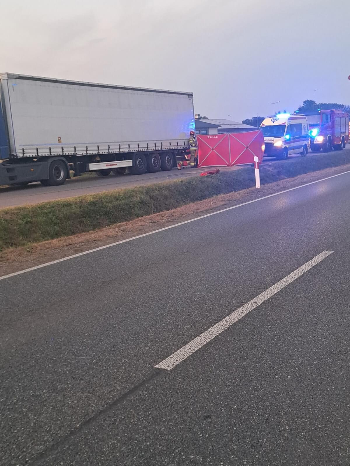 Motocyklista wjechał w tył naczepy ciężarówki. Nie udało się uratować 19-latka 1 Kock. Motocyklista wjechał w naczepę ciężarówki
