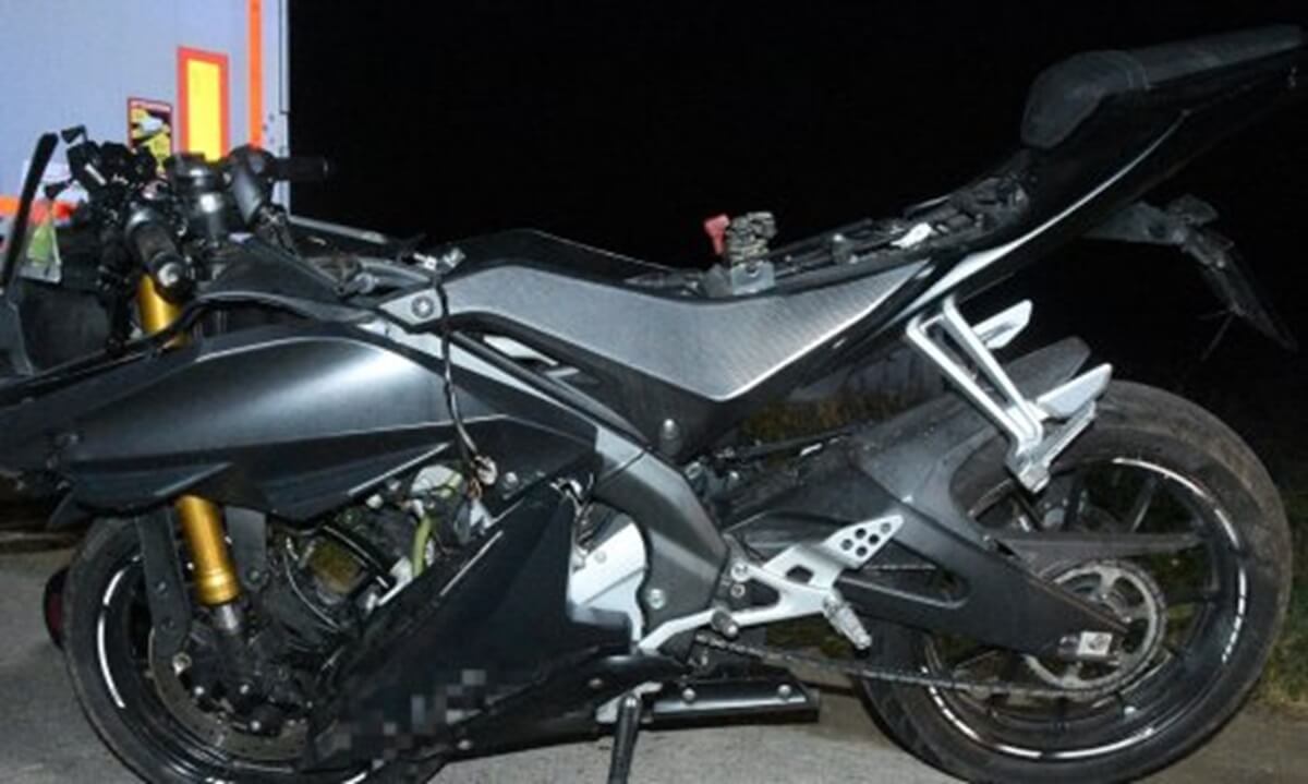 Motocyklista wjechał w tył naczepy ciężarówki. Nie udało się uratować 19-latka 3 Kock. Motocyklista wjechał w naczepę ciężarówki