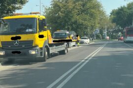 kolejne auta zaparkowane w zatoce przystankowej odjechaly na lawetach