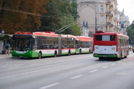 trolejbusy oczekujace na przystanku przy ogrodzie saskim i jadacy autobus