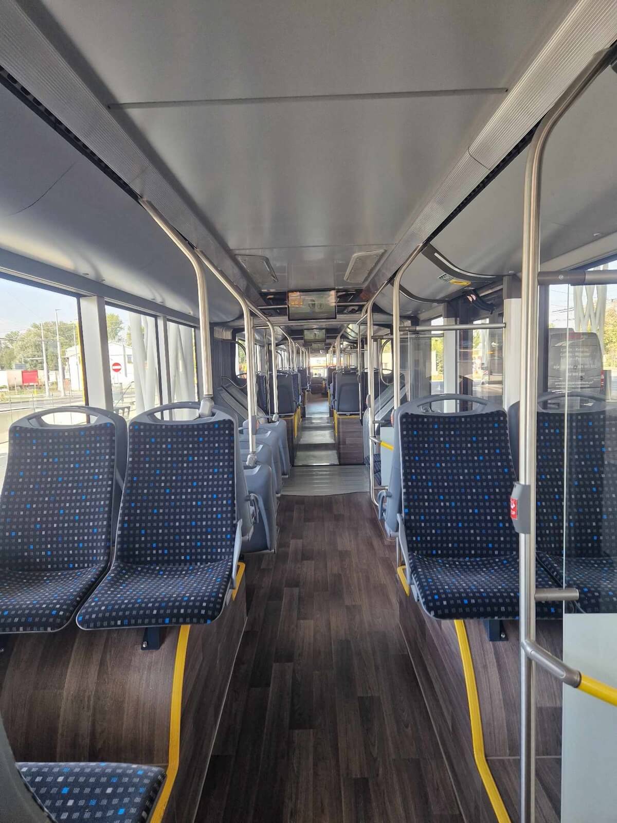 Na ulice Lublina wyjedzie nietypowy autobus. Ma blisko 25-metrów długości i jest w stanie zabrać na pokład ponad 180 pasażerów 1 Wnętrze autobusu Solaris Urbino 24 Electric Metrostyle