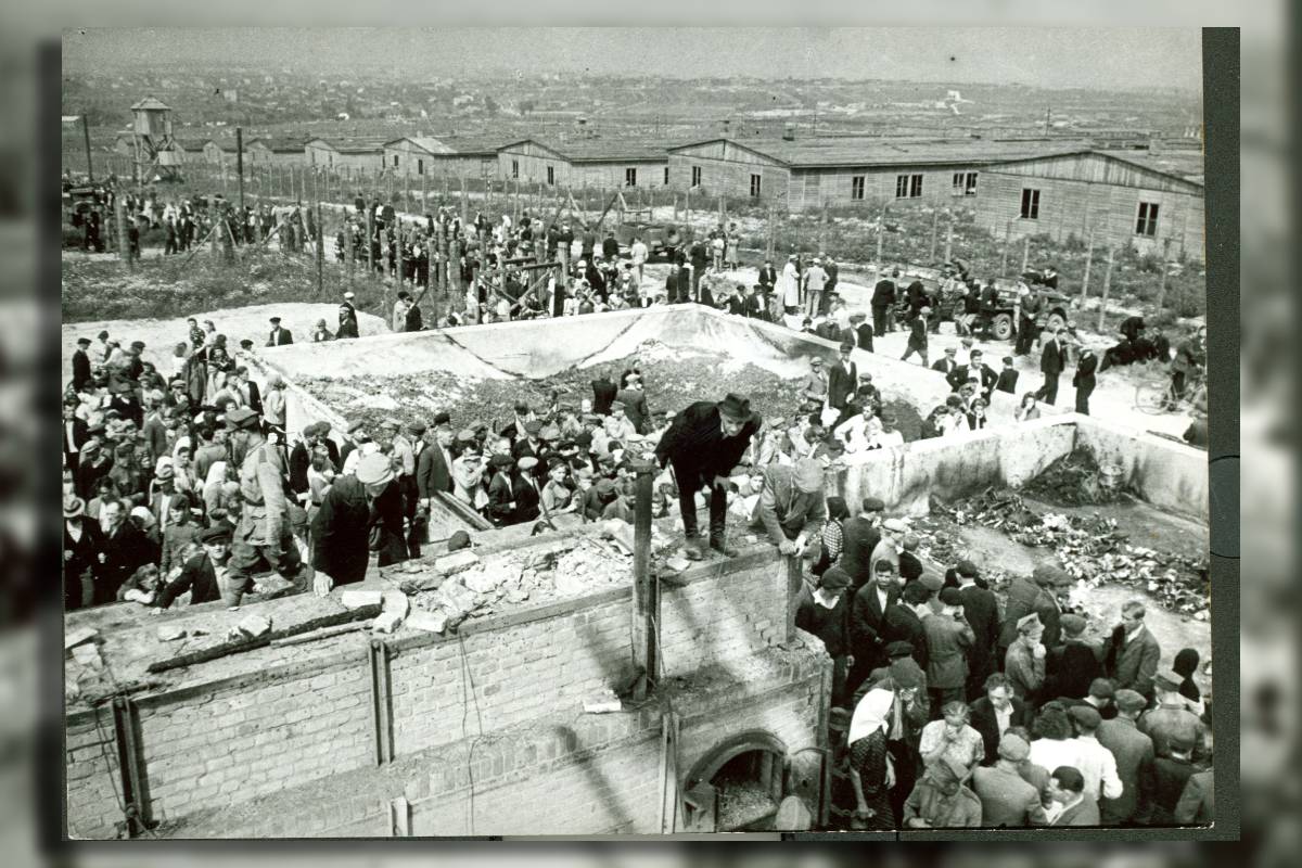 Państwowe Muzeum na Majdanku w Lublinie 2 Mieszkańcy Lublina oglądają Majdanek. Na pierwszym planie spalone krematorium, 1944