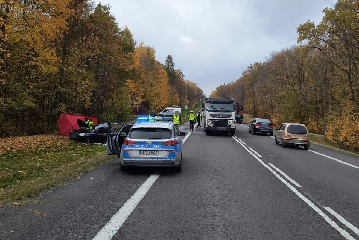 KIA stała w korku - wjechał w nią rozpędzony samochód ciężarowy. Pasażer poniósł śmierć 1 Policja Chełm kieruje ruch na objazdy