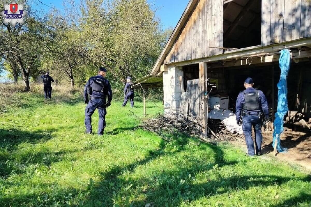 Przeszukiwanie terenu za zbiegłym Bartłomiejem Blachą
