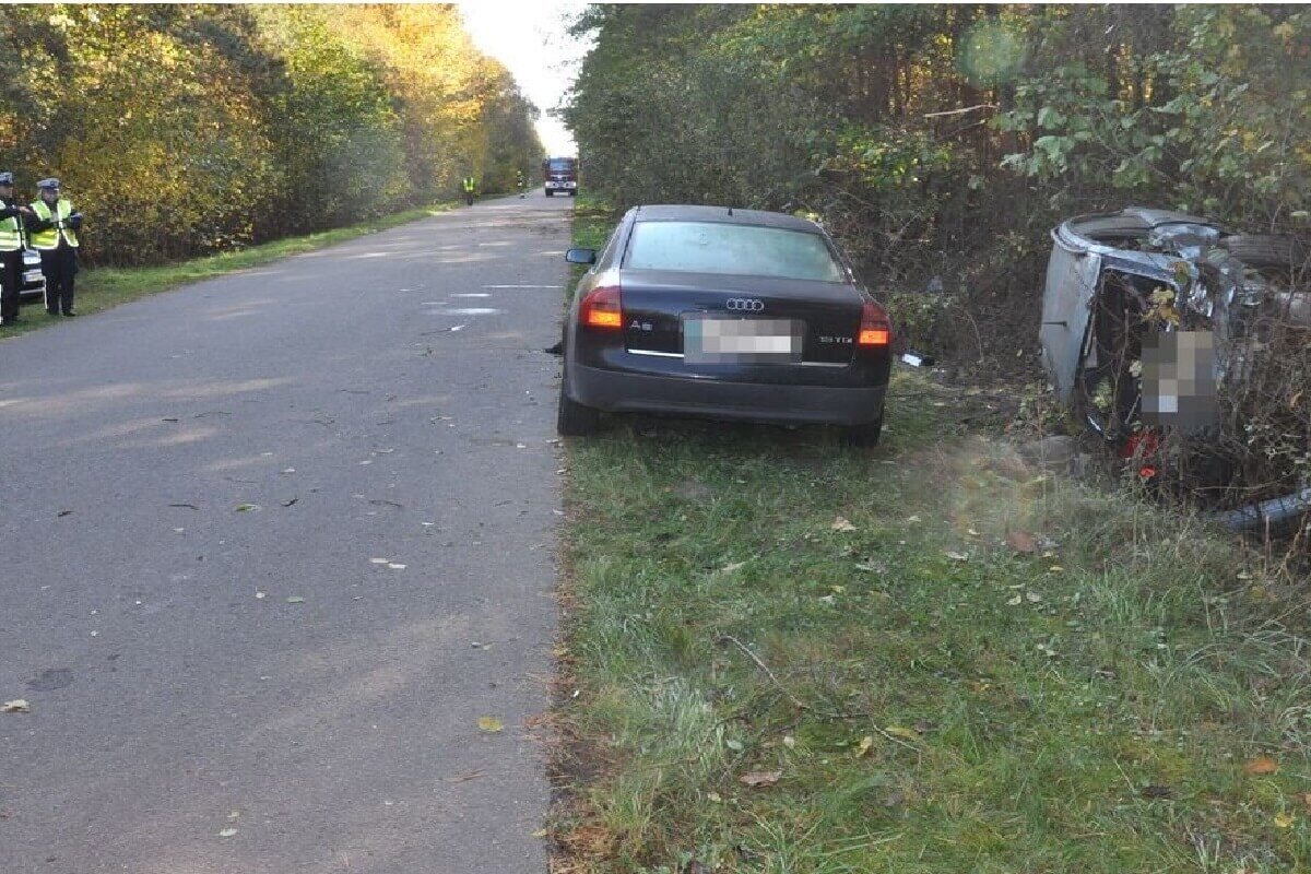 Śmiertelny wypadek zakończony dachowaniem. Trzy osoby z obrażeniami ciała trafiły do szpitala 1 Samochód po dachowaniu leży w rowie