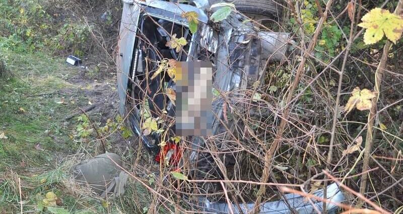 Śmiertelny wypadek zakończony dachowaniem. Trzy osoby z obrażeniami ciała trafiły do szpitala 2 Śmiertelny wypadek - auto dachowało