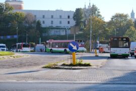 autobusy skracajace sobie trase przez stary dworzec autobusowy