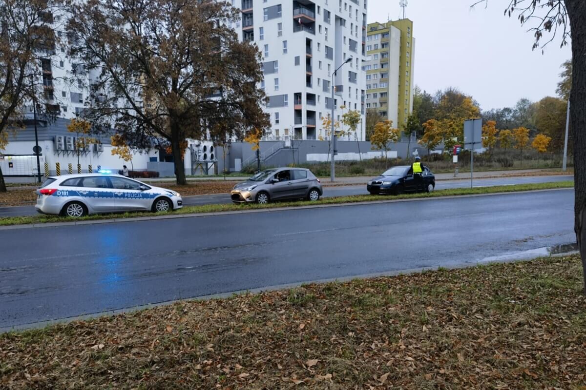 Kolizja przy Lidlu na al. Andersa. Nie zachował ostrożności i uderzył w tył toyoty. Zamówione jedzenie może nie dojechać na czas 1 Kierowca skody ukarany mandatem za spowodowanie kolizji na al. Andersa