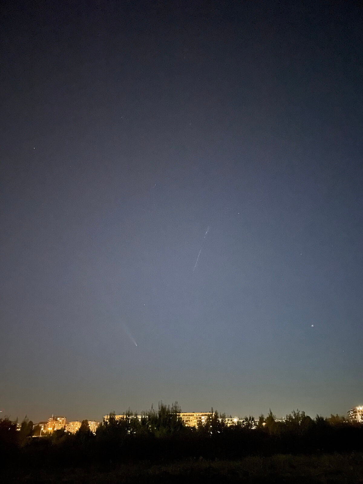 Kometa C/2023 A3 Tsuchinshan-ATLAS nad Lublinem. Niecodzienne zjawisko w towarzystwie „kosmicznego pociągu” Starlink 7 Kometa C2023 A3 i kosmiczny pociąg satelitów Starlink nad Lublinem