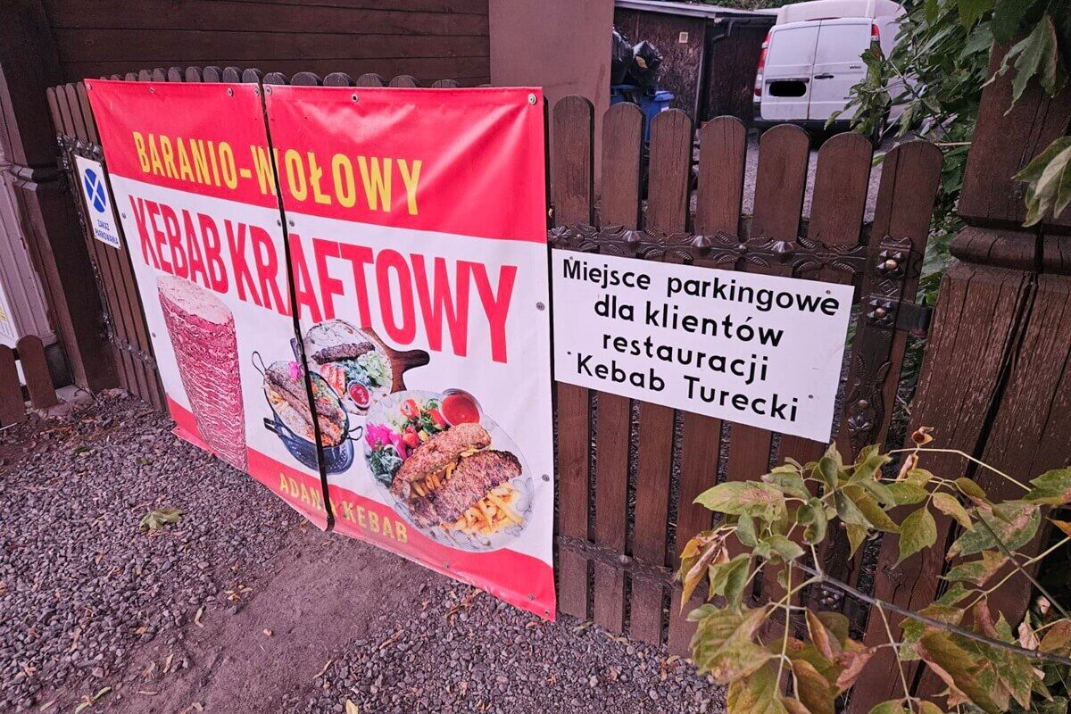 Miejsce parkingowe dla klientów restauracji Kebab Turecki