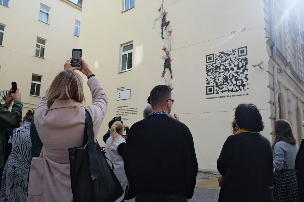 Wyjątkowy spacer turystyczny ulicami Lublina. „Portret Miasta” – barwna podróż przez epoki rozwoju miasta 2 Mural Aleksandry Mirosław w Lublinie