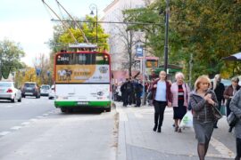 pasazerowie oczekujacy na przystanku trolejbus