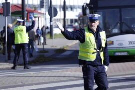 Strona główna 2 policjanci kierujacy ruchem przy cmentarzu