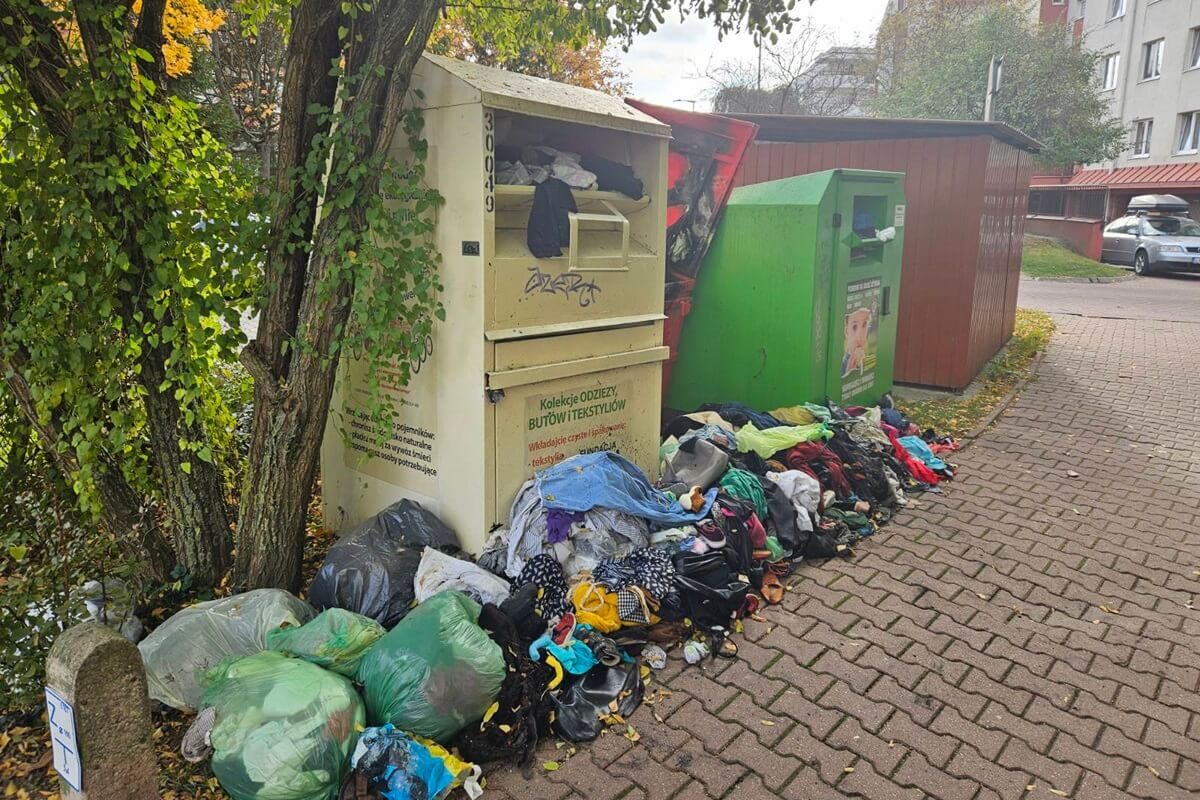 Ktoś podpalił kontener na używaną odzież. Na miejscu interweniowali strażacy 1 Pożar kontenera na używaną odzież przy ul. Baśniowej
