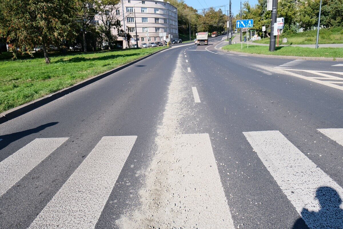 Rozlany beton z kamieniami na jezdni na ul. Podzamcze
