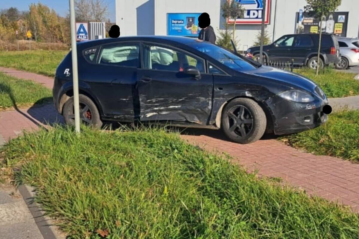 Nie ustąpił pierwszeństwa na skrzyżowaniu. Audi uderzyło w bok seata. Są utrudnienia w ruchu 1 Seat uderzony w bok przez audi na ul. Głuskiej