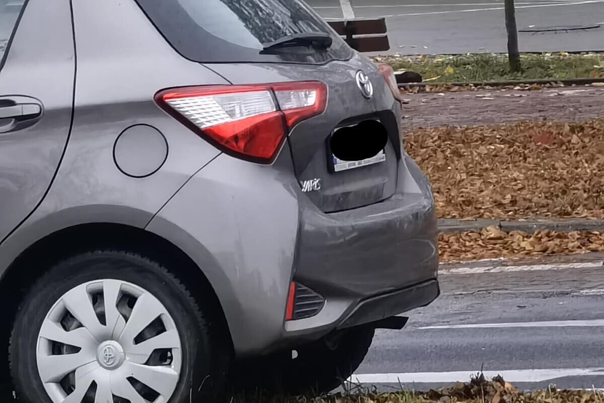 Kolizja przy Lidlu na al. Andersa. Nie zachował ostrożności i uderzył w tył toyoty. Zamówione jedzenie może nie dojechać na czas 3 Skoda uderzyła w tył toyoty na al. Andersa