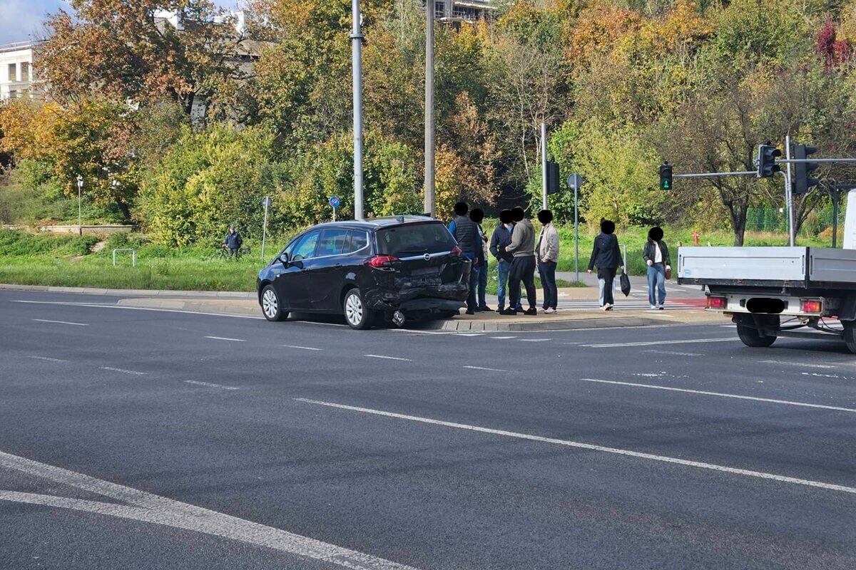 Zderzenie forda z oplem na al. Solidarności
