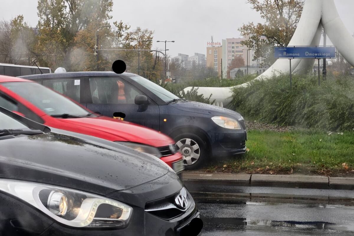 Kolizja na rondzie przy Zamku. Kierująca alternatywnej taksówki na aplikacje uderzyła w tył opla 1 Zderzenie skody z oplem na rondzie Dmowskiego przy Zamku