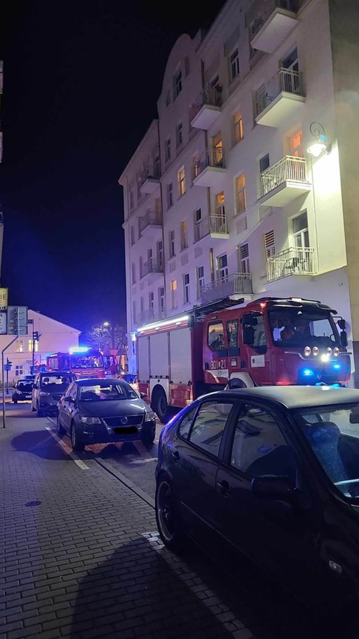 Zapaliło się drewno składowane przy piecu. W kamienicy w centrum Lublina interweniowały trzy zastępy straży pożarnej 2 Interwencja strażaków do pożaru w mieszkaniu przy ul. Niecałej