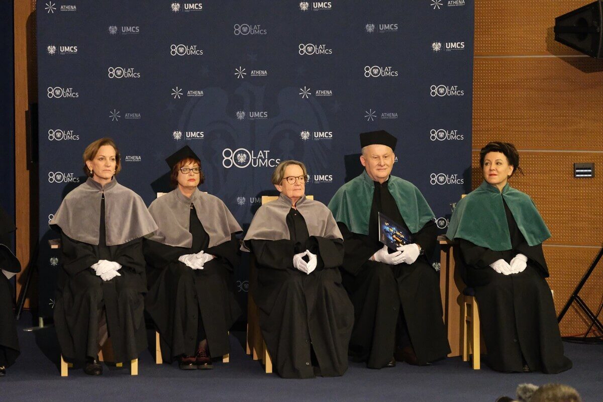 Anne Applebaum, Agnieszka Holland i Olga Tokarczuk z tytułami doktora honoris causa UMCS. Uczelnia wyróżniła już 91 osób 1 Anne Applebaum, Agnieszka Holland i Olga Tokarczuk uhonorowane tytułem doktora honoris causa UMCS