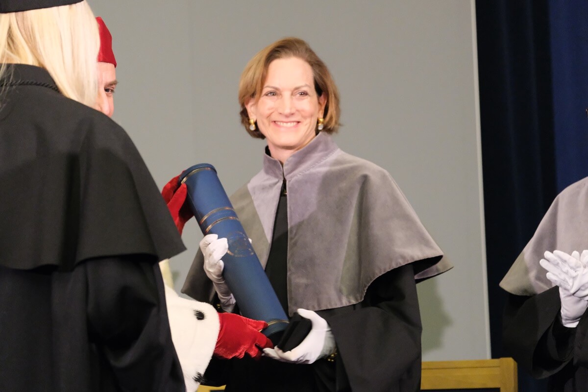 Anne Applebaum, Agnieszka Holland i Olga Tokarczuk z tytułami doktora honoris causa UMCS. Uczelnia wyróżniła już 91 osób 4 Anne Applebaum, Agnieszka Holland i Olga Tokarczuk uhonorowane tytułem doktora honoris causa UMCS