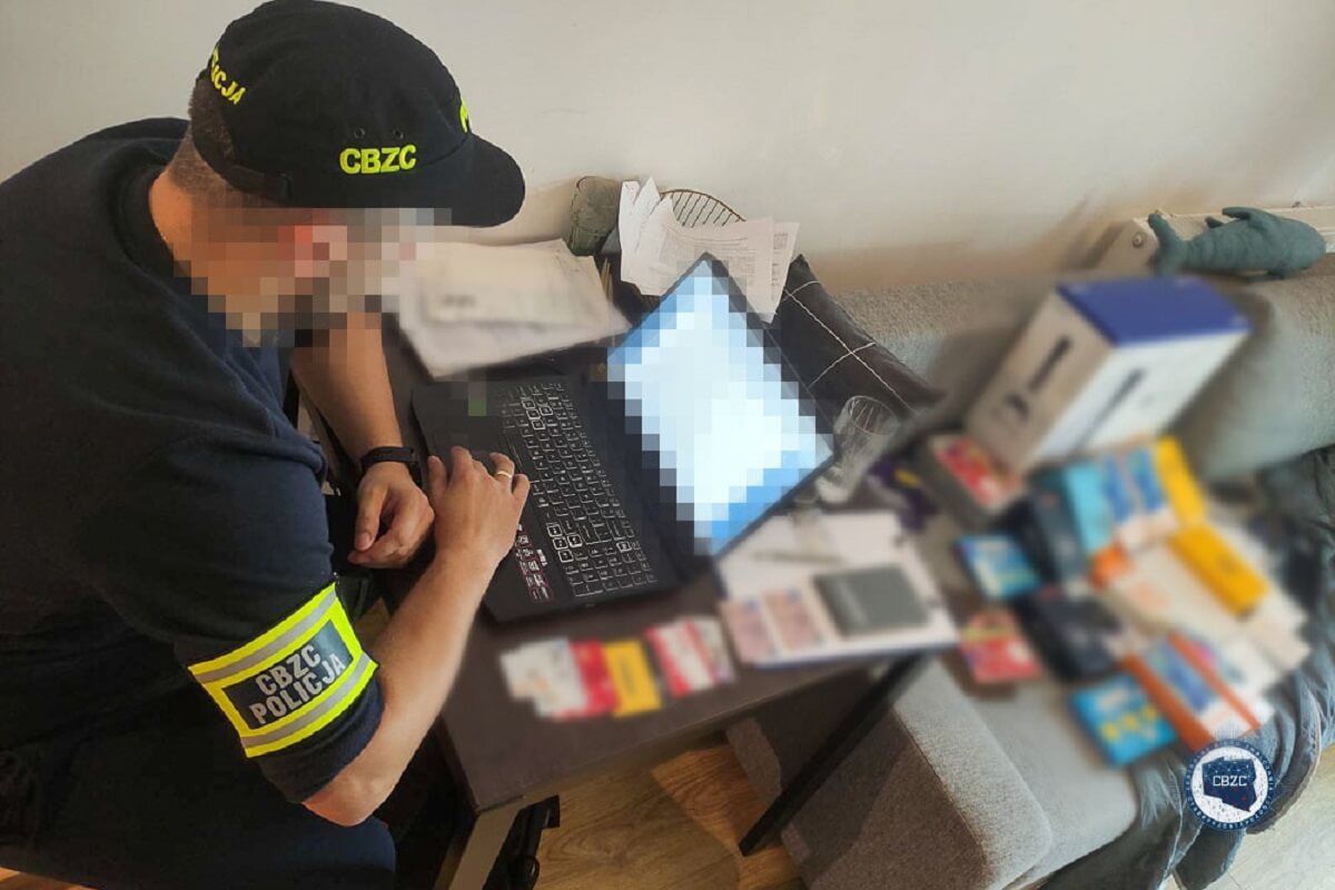 Grupa podszywająca się pod pracowników banku zatrzymana. Wyłudzenia wyniosły 3 miliony zł 5 Laptop