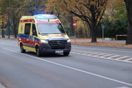 karetka pogotowia ratunkowego jadaca na sygnale