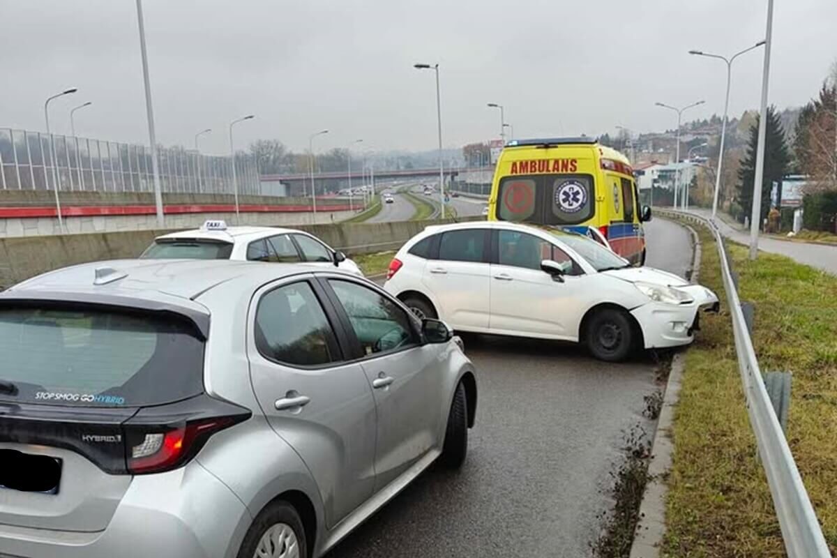 Kierująca citroenem uderzyła w betonową barierę na łuku jezdni
