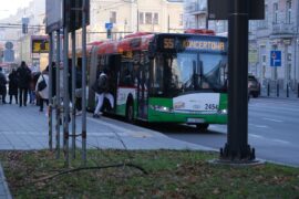 pasazerowie wsiadajacy do autobusu na przystanku 1