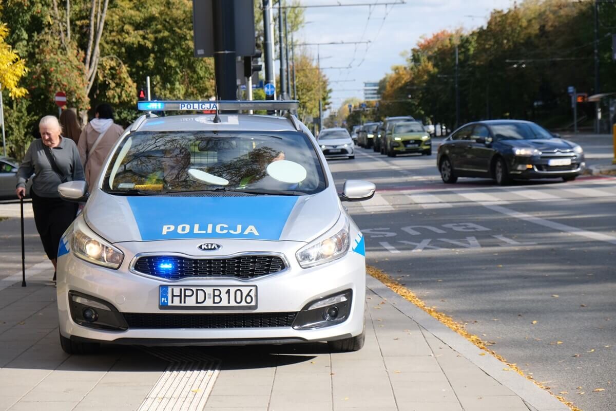 10-latka zgłosiła kradzież roweru na numer 112. Sprawcy zostali szybko namierzeni i aresztowani 2 Policjanci w radiowozie podczas interwencji